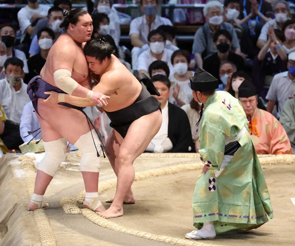 【画像・写真】大金星!と思ったけど…若元春がぬか喜び　前代未聞“まわし待った”で組み直し7分後再開