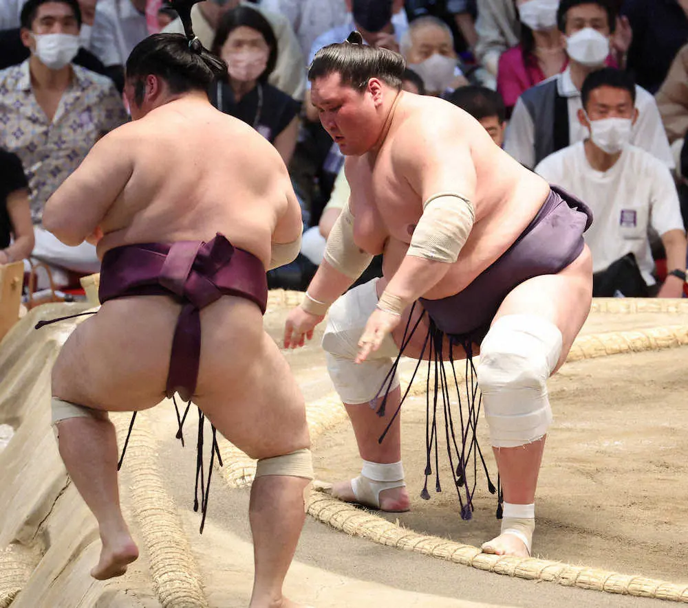 【画像・写真】照ノ富士　土俵際で粘って4連勝!　7人が首位に並ぶ大混戦は一山本のみが不運の“脱落”