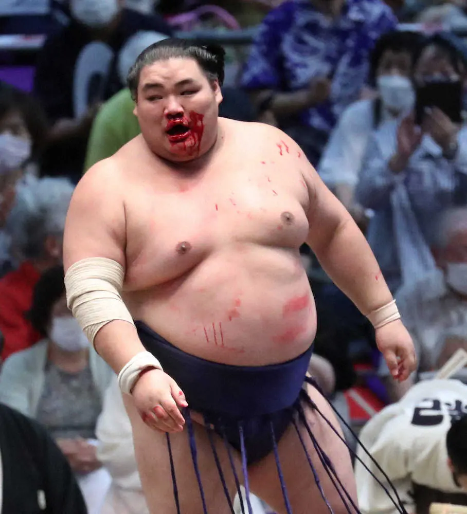 【画像・写真】十両・大翔鵬が流血　取組中に“止血待った”　仕切り線が赤く染まる