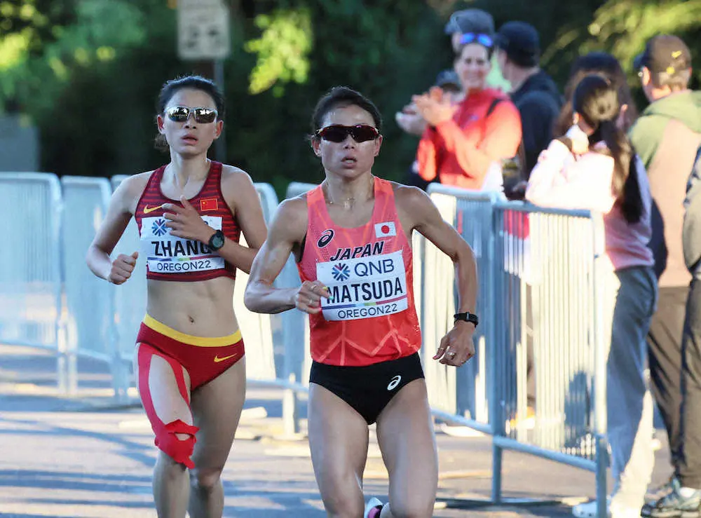 女子マラソンで力走する松田（右）