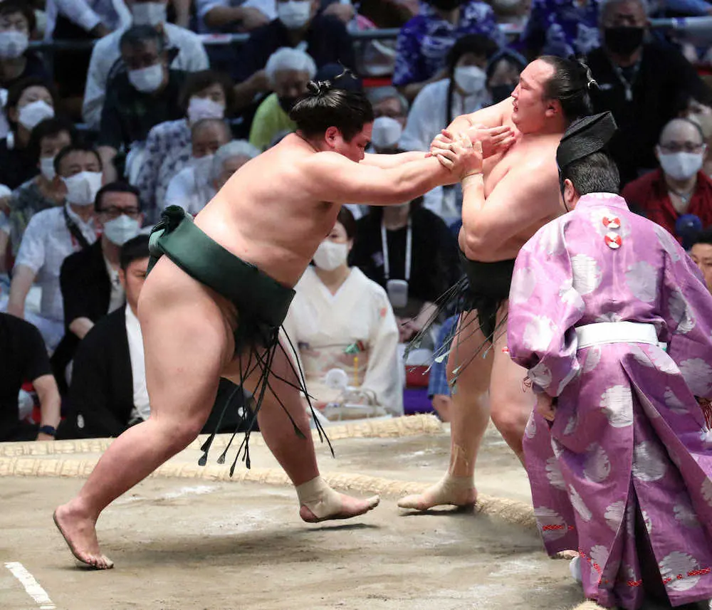【画像・写真】錦木（左）は押し出しで千代翔馬を破り勝ち越しを決める（撮影・奥調）