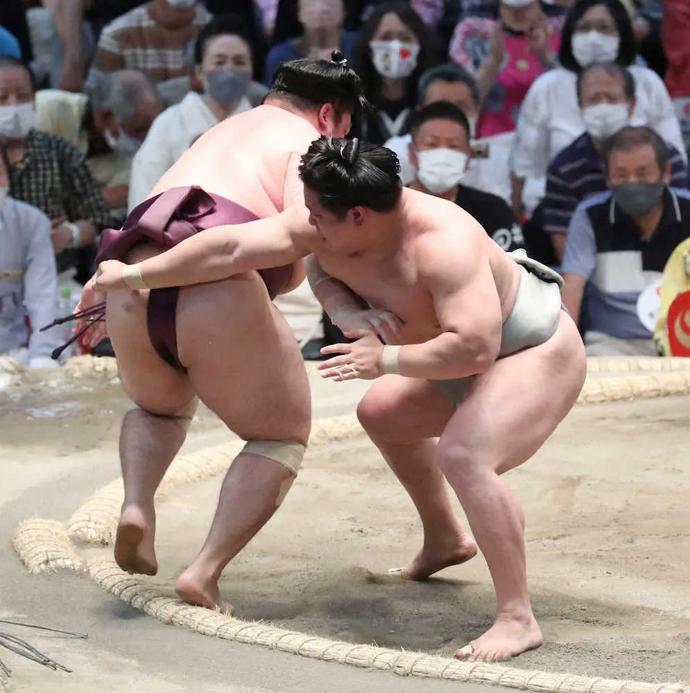 【画像・写真】遠藤（左）を攻める若隆景は押し出しで勝利（撮影・奥調）