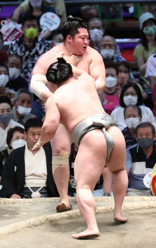 【画像・写真】押し出しで遠藤を破った若隆景（手前）（撮影・奥調）