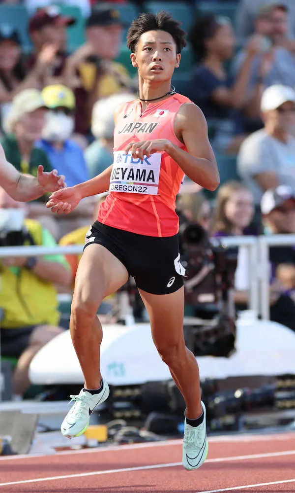 【画像・写真】男子200メートル予選でゴールした上山