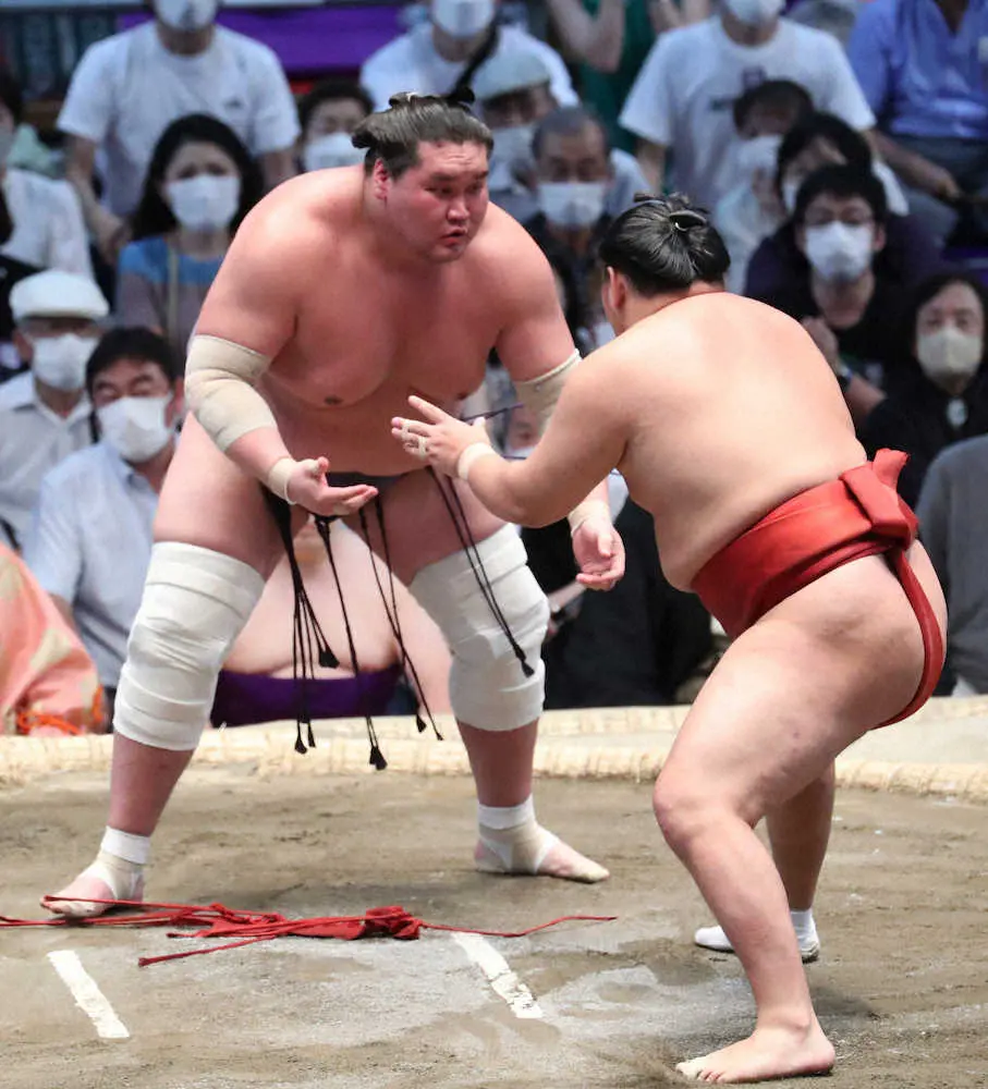 【画像・写真】豊昇龍（右）と熱戦を繰り広げる照ノ富士（撮影・奥　調）