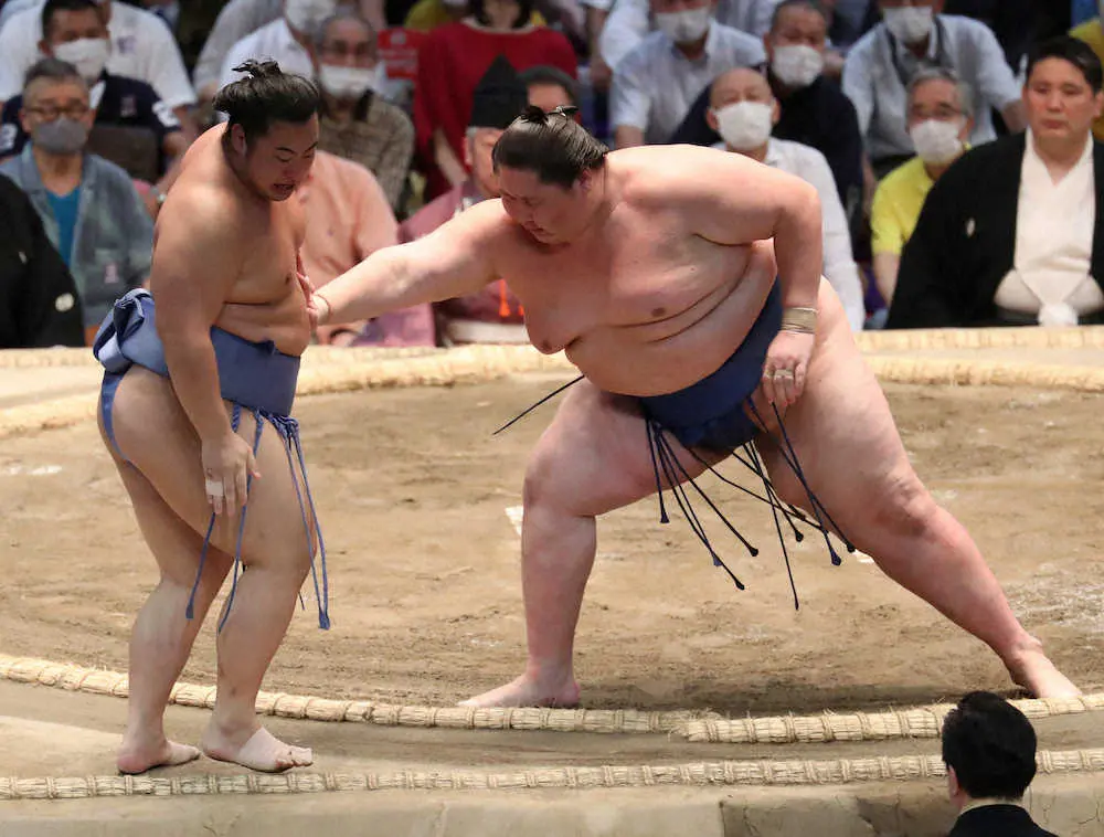 【画像・写真】押し出しで翔猿（左）を破り10勝目をあげる逸ノ城（撮影・奥　調）