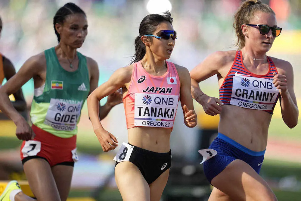 世界陸上・女子5000メートル予選2組で、15分00秒21で9位に入り決勝進出を決めた田中希実（中央）（AP）