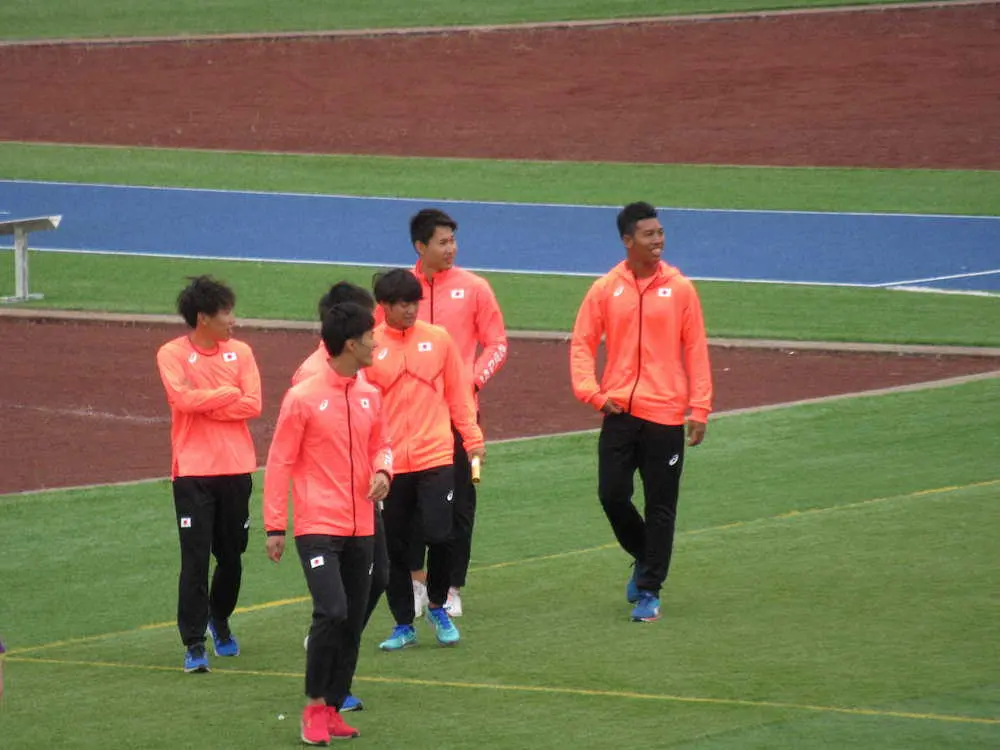 【画像・写真】ウオーキングをするサニブラウン（右）ら