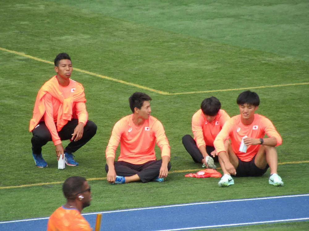 【画像・写真】バトン練習を見守るサニブラウン（左）