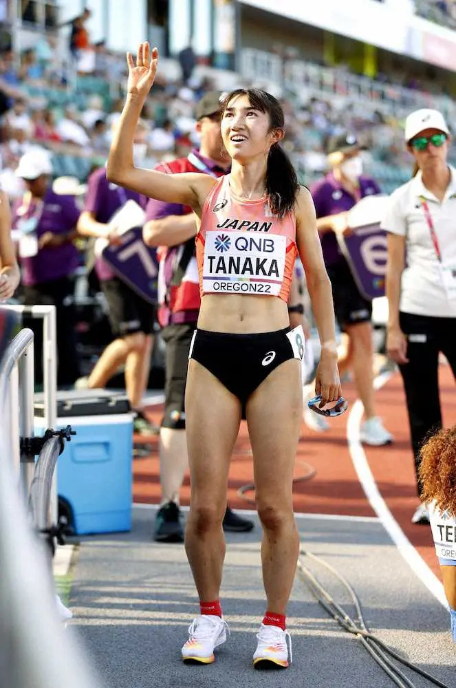 女子5000メートル予選を終え、手を振る田中希実