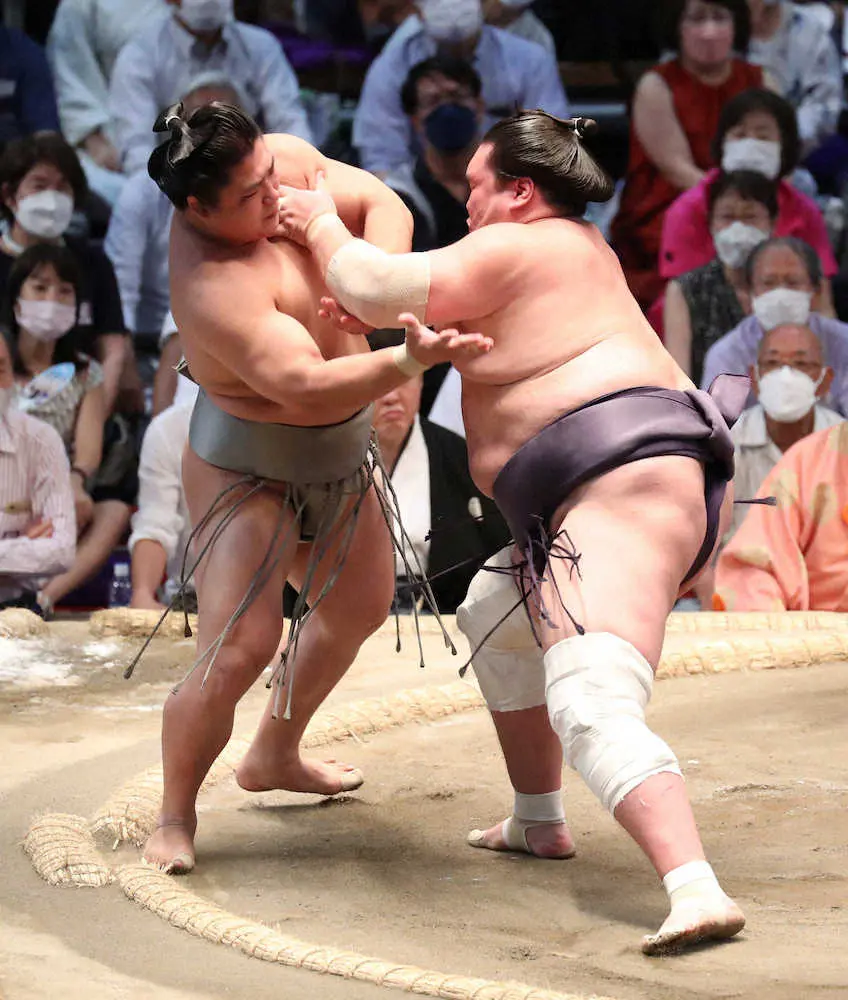 ＜大相撲名古屋場所13日目＞照ノ富士は若隆景（左）を押し出しで破り2敗を守る（撮影・奥　調）