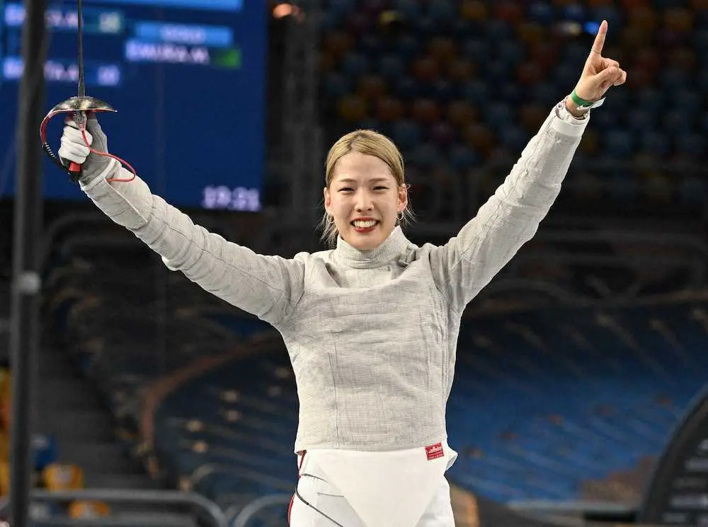 【画像・写真】日本史上初！江村　サーブルで金メダル「優勝するなんて思ってもいなかった。夢のよう」