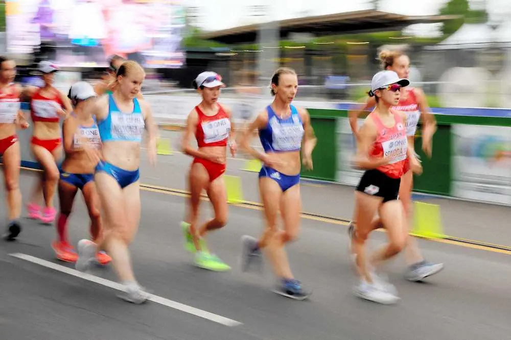 【画像・写真】女子35キロ競歩、レースする園田（右から2人目）