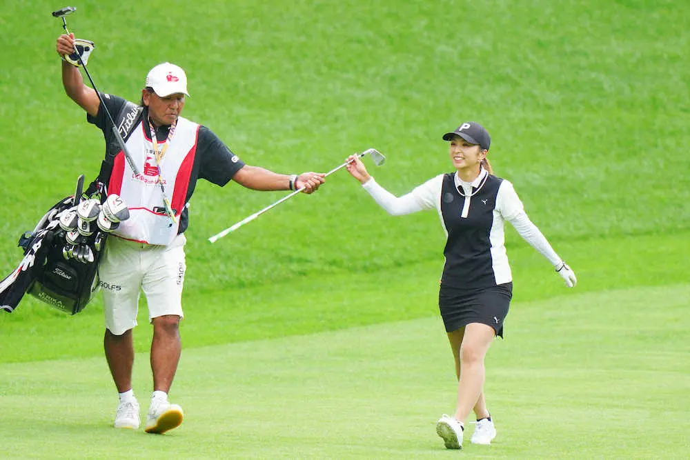 【画像・写真】絵理香　単独首位！大会レコード63　西村のパッティング動画参考に好リズム