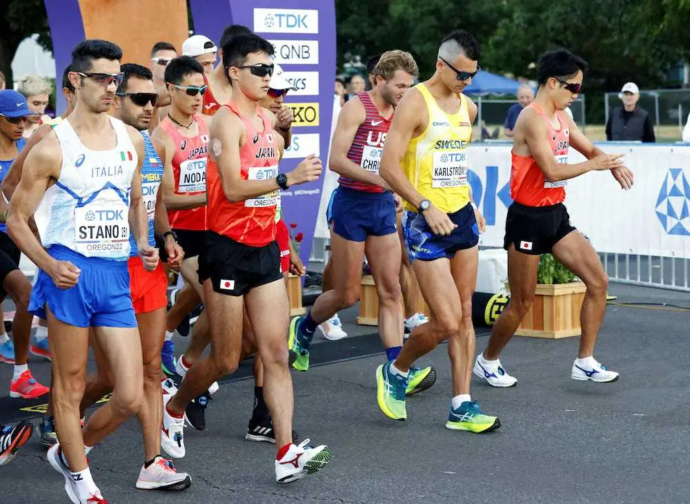 男子35キロ競歩　スタートする（右から）松永大介、（2人おいて）川野将虎、野田明宏