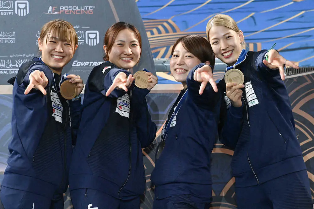 フェンシング世界選手権女子サーブル団体で銅メダルを獲得した日本の（左から）福島史帆実、尾崎世梨、小林かなえ、江村美咲（日本フェンシング協会提供）