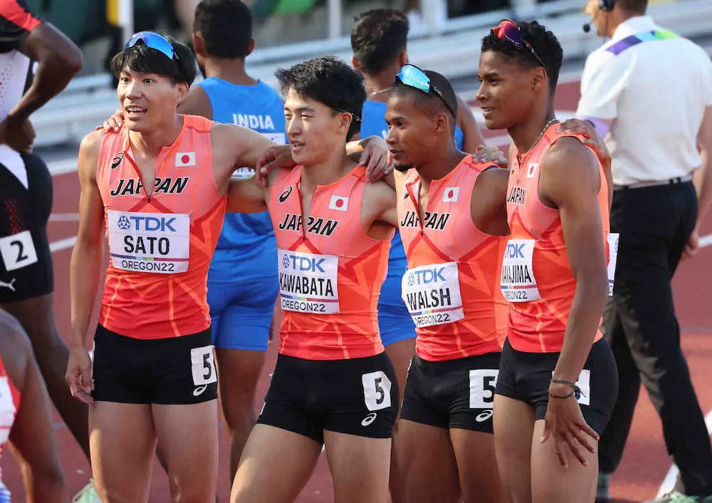 男子1600メートルリレー予選、決勝進出を決めた（左から）佐藤風雅、川端魁人、ウォルシュ・ジュリアン、中島佑気ジョセフら日本チーム