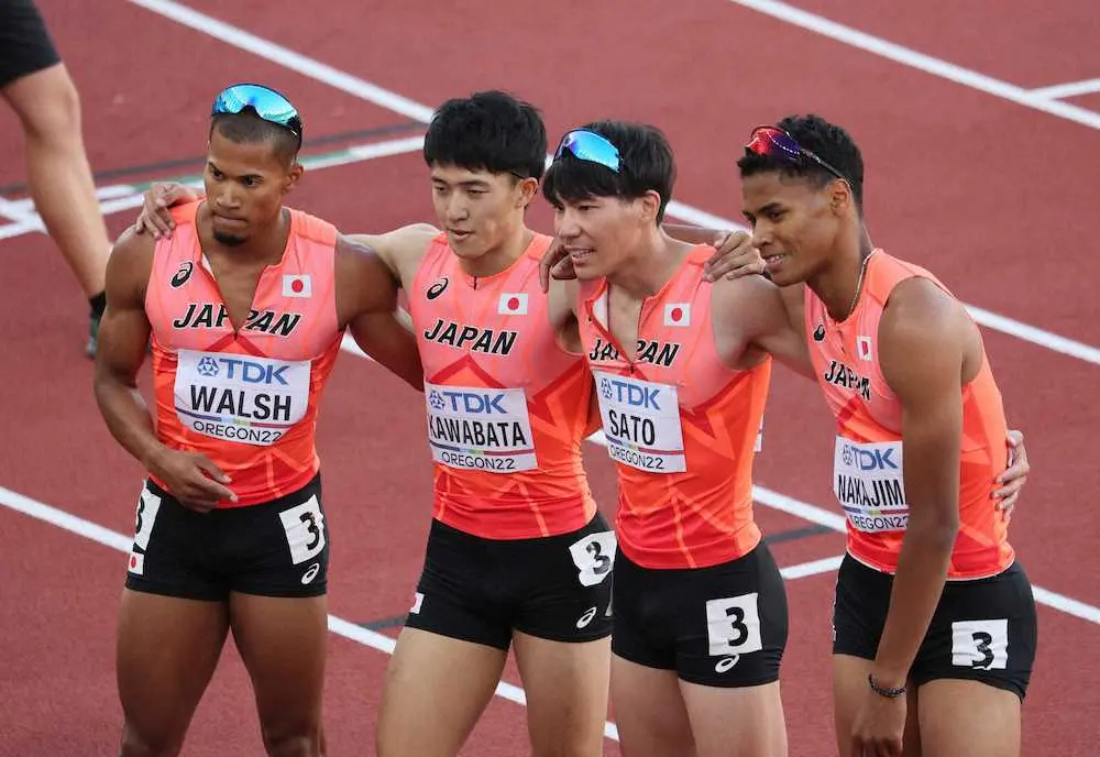 男子1600メートルリレー決勝を走り終え、記念撮影に応じる（左から）ウォルシュ、川端、佐藤、中島