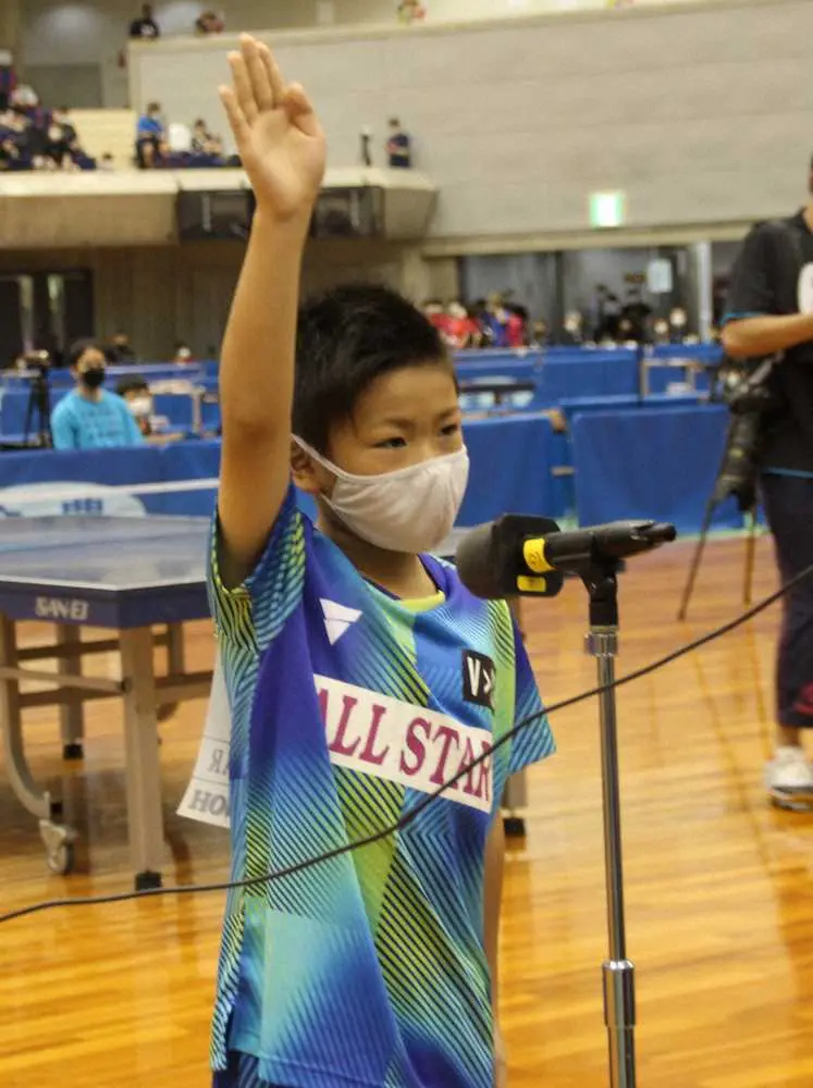 全農杯2022年全日本卓球選手権大会（ホープス・カブ・バンビの部）の開会式で選手宣誓する木原寿馬