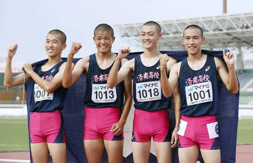 男子400メートルリレーで優勝し、ポースをとる洛南の（左から）一走・田村、二走・南本、三走・山本、最終走者・大石