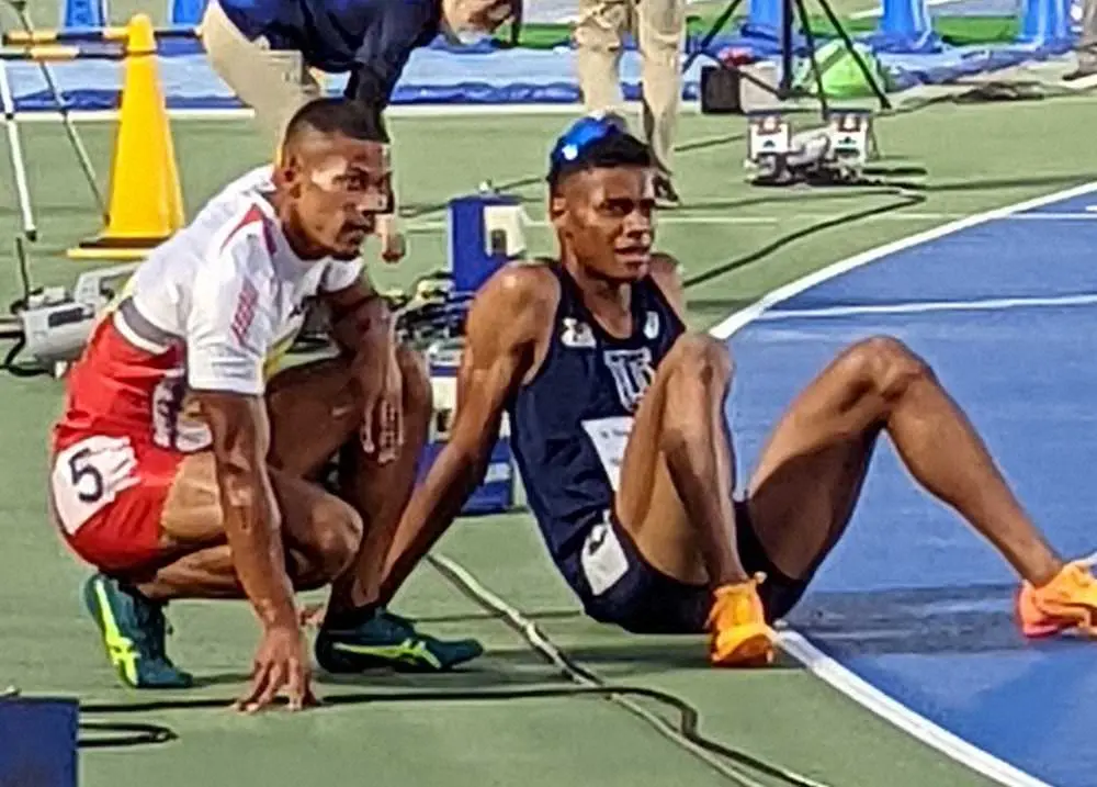 男子400メートルのレースを終えたウォルシュ（左）、中島