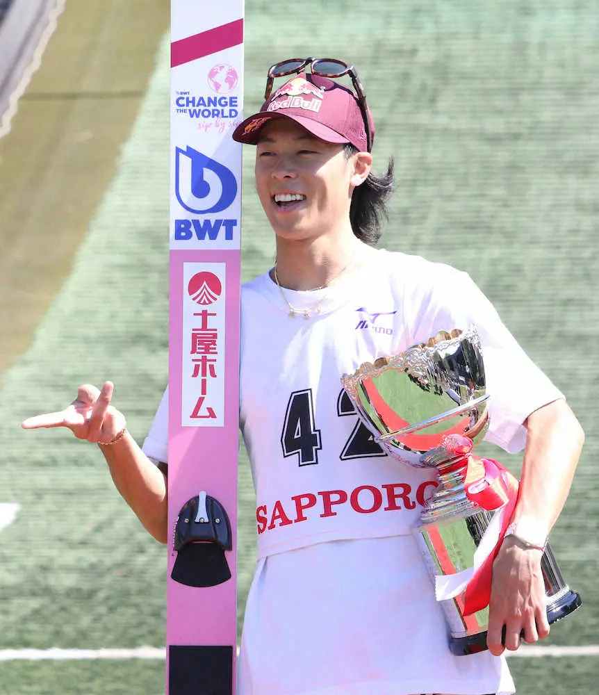【画像・写真】陵侑、今季初戦で圧勝　2位に飛距離換算で17メートルの大差