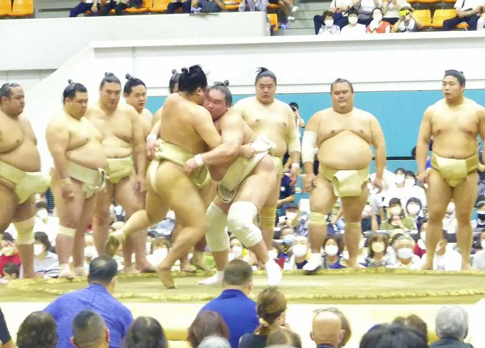 【画像・写真】照ノ富士が申し合い初参加　朝乃若ら4人を相手に5戦全勝　大関同士の申し合いも