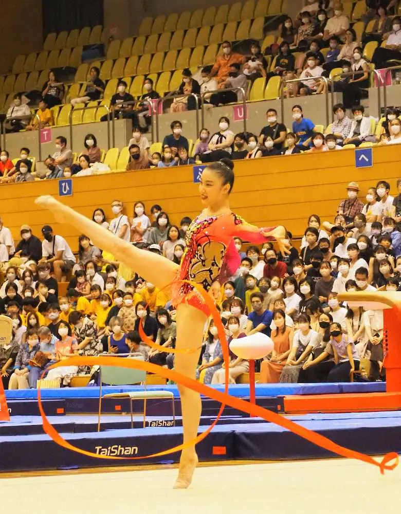 「GYM　Dream　Festival」でリボンの演技を披露する新体操日本代表の山田愛乃