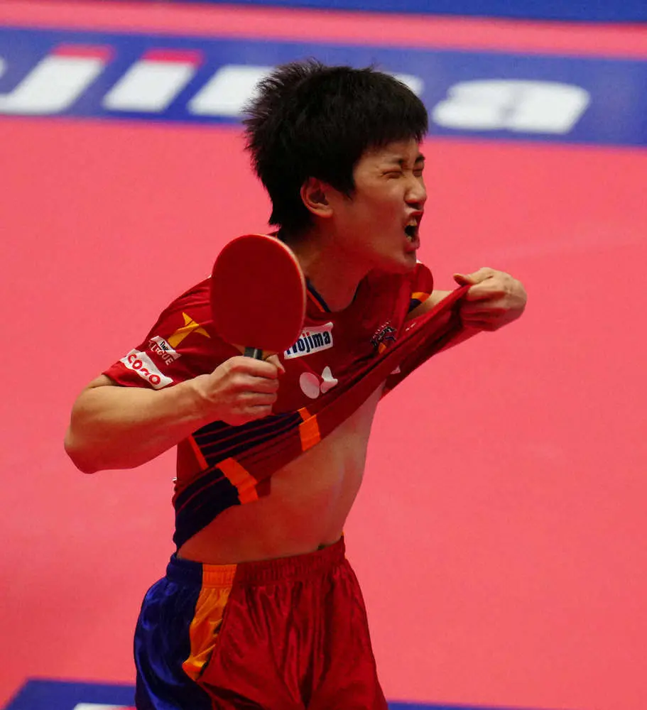 【画像・写真】張本智和が4強入り　第1シード戸上隼輔と大接戦「勝ててホッとしている」