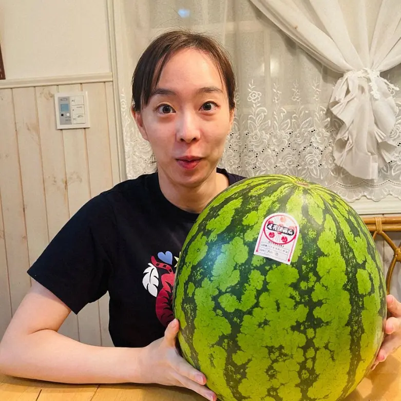 【画像・写真】石川佳純　“デカデカ”スイカ抱えるスマイルショット公開に「良い表情」「幸せそうな顔」「可愛すぎ」