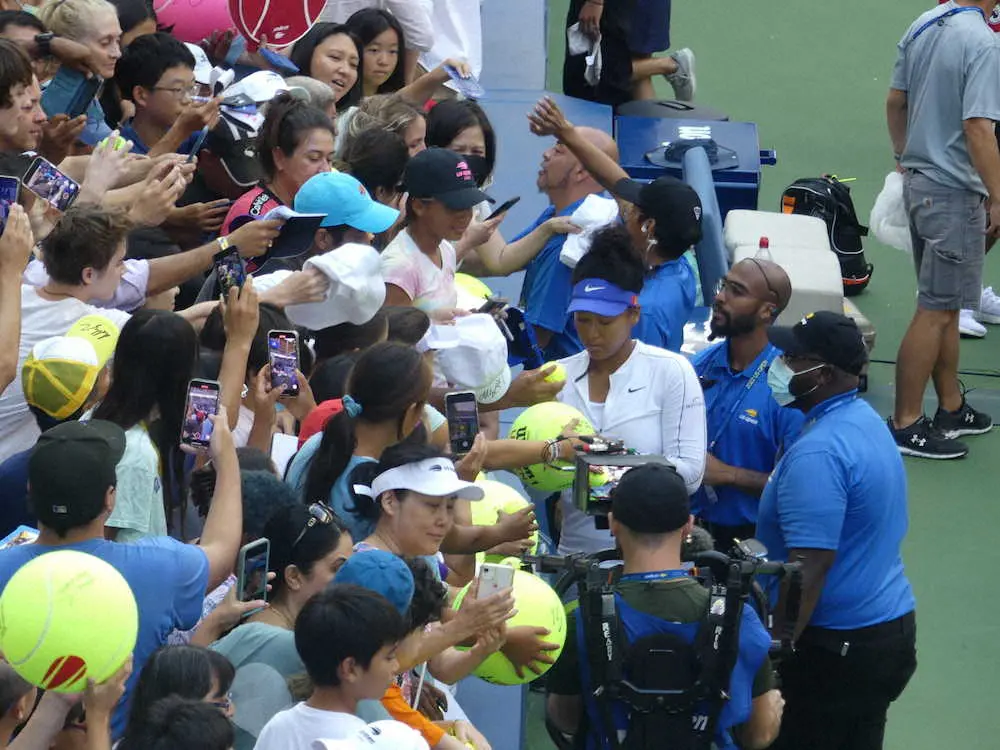 【画像・写真】大坂　練習に3000人が熱視線　全米OP31日初戦　笑顔見せ1時間汗