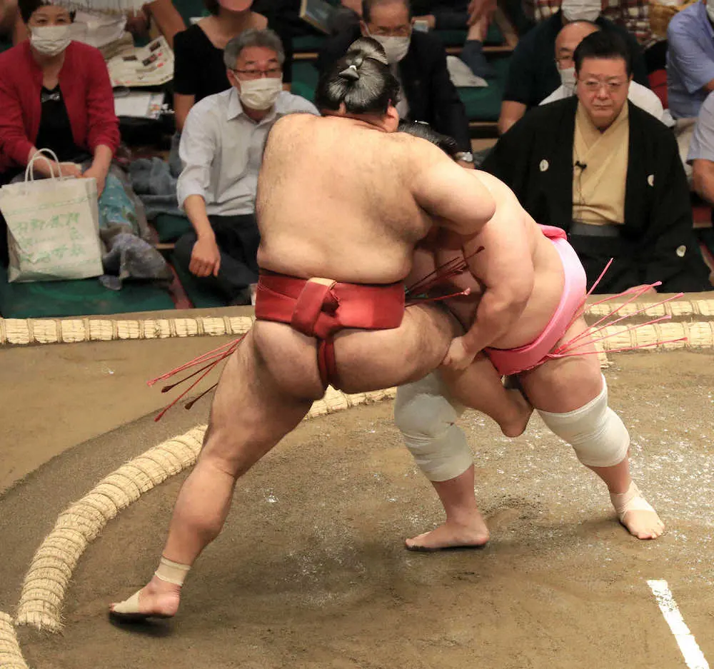 【画像・写真】横綱・照ノ富士　2日目で早くも土！翔猿に初金星許す　カド番・御嶽海は2連勝