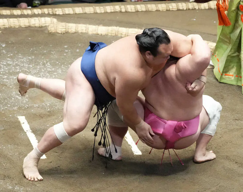 【画像・写真】宇良　20年ぶり珍技「伝え反り」で1敗死守　朝青龍以来に「うれしいです」