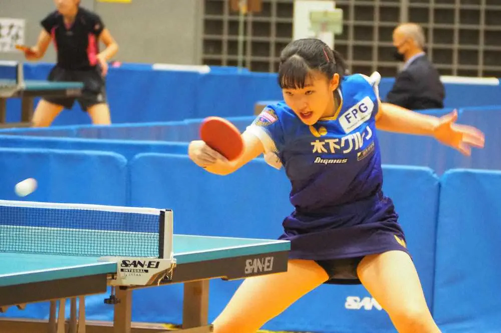 ＜世界ユース卓球選手権日本代表選考会＞U－18女子グループリーグ戦で力強いバックハンドショットを放つ張本美和　