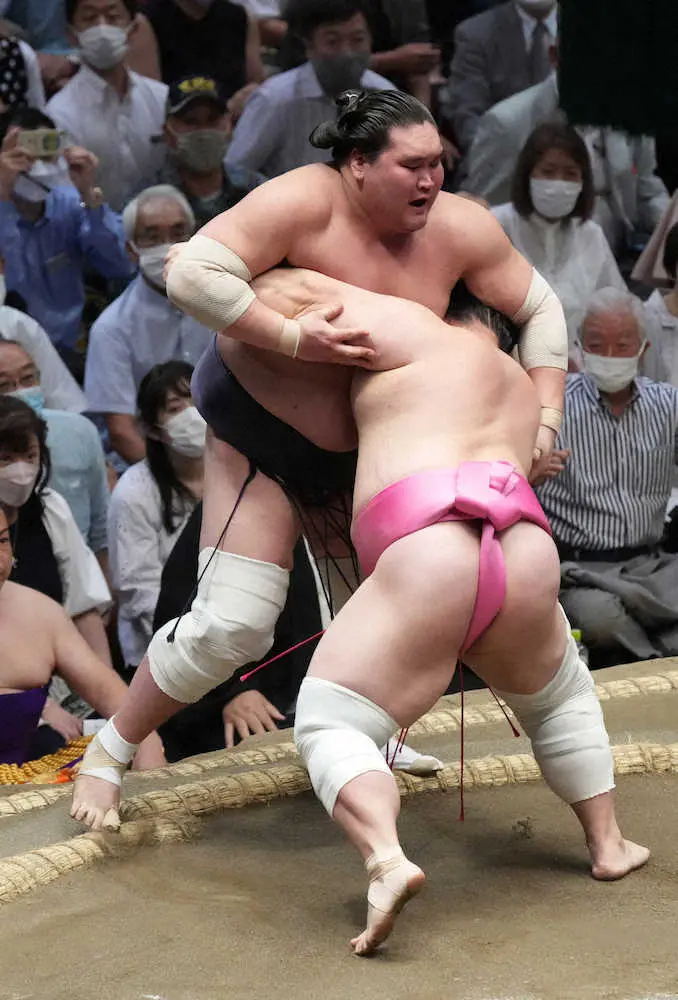 【画像・写真】照ノ富士完敗　2日連続金星を配給…思わしくない膝の踏ん張りが利かず