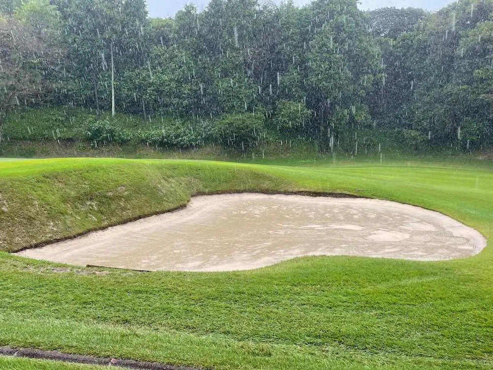 【画像・写真】女子ゴルフの住友生命L　降雨のため午前9時に中断