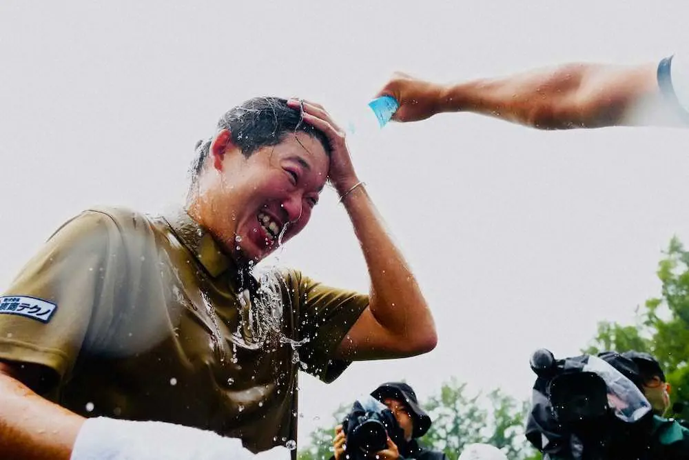 【画像・写真】大槻智春　劇的イーグルでプレーオフ制し通算2勝目！石川遼「脱帽です」