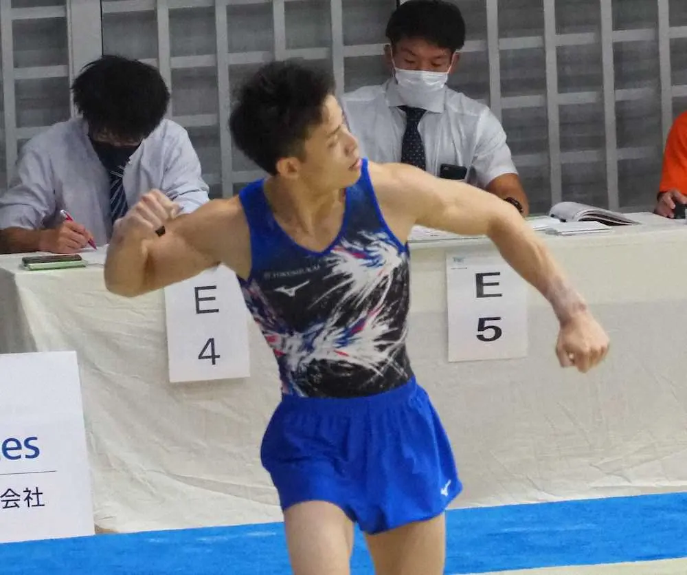 【画像・写真】＜全日本シニア体操選手権＞床の演技を終えてガッツポーズする杉野正尭