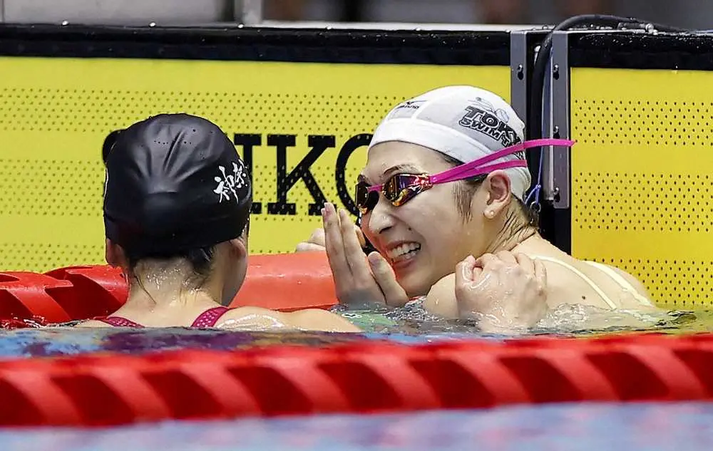 成年女子100メートル自由形決勝を終え笑顔の東京・池江璃花子（右）