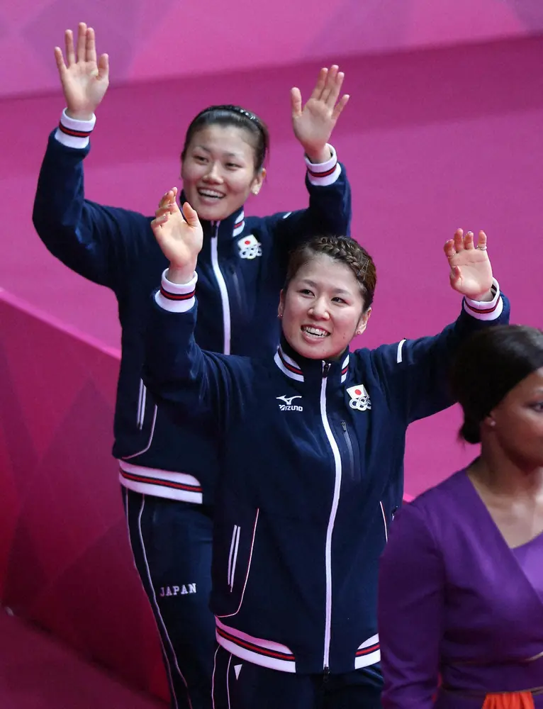12年ロンドン五輪、バドミントン女子ダブルスで銀メダルを獲得し、スタンドの応援団に手を振る藤井瑞希（手前）と垣岩令佳
