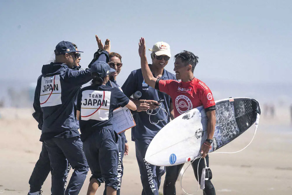 ＜サーフィンワールドゲームズ第6日＞敗者復活戦を勝ち進み、五十嵐カノア（右から2人目）ら日本代表「波乗りジャパン」のチームメートとハイタッチする村上舜（右端）（C）International　Surfing　Association