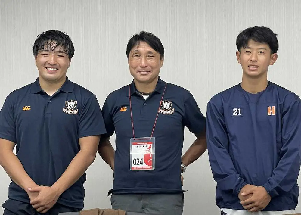 試合後の会見でフォトセッションに応じる法大の（左から）吉永主将、新宮監督、小山田