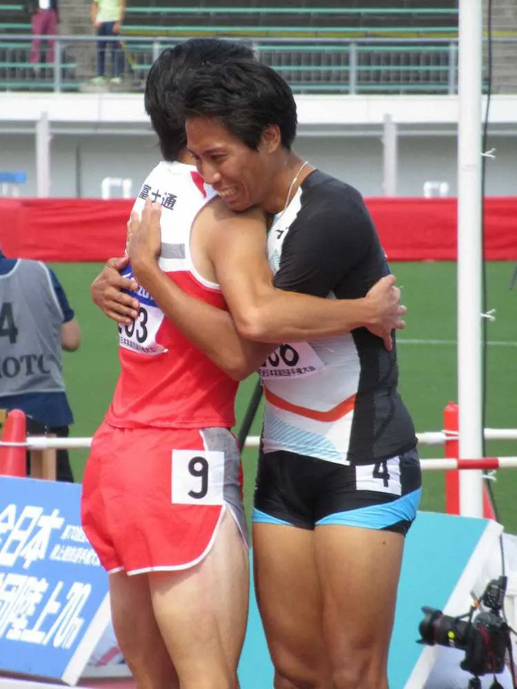 男子400メートル障害の決勝を終え、岸本（左）と抱き合う松下