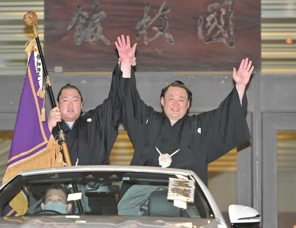 大相撲秋場所で2度目の優勝を果たし、パレードで万歳する玉鷲（左は輝）