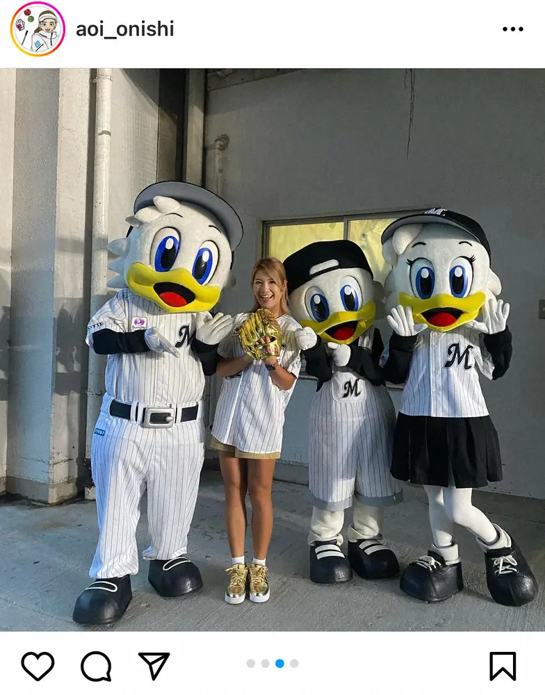 【画像・写真】大西葵　“ド派手”ゴールドグローブで始球式　　オフショット公開に「美脚でママさんとは思えない」の声