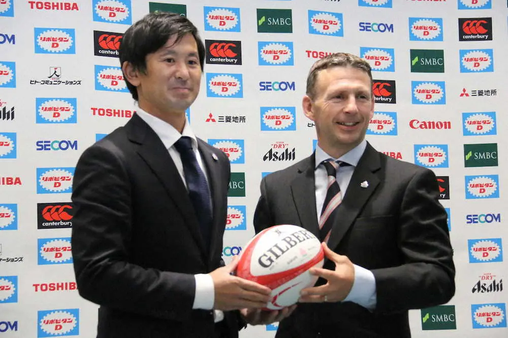 7人制ラグビー男子日本代表のヘッドコーチに就任したサイモン・エイモー氏（右）と日本協会の徳永剛ナショナルチームディレクター
