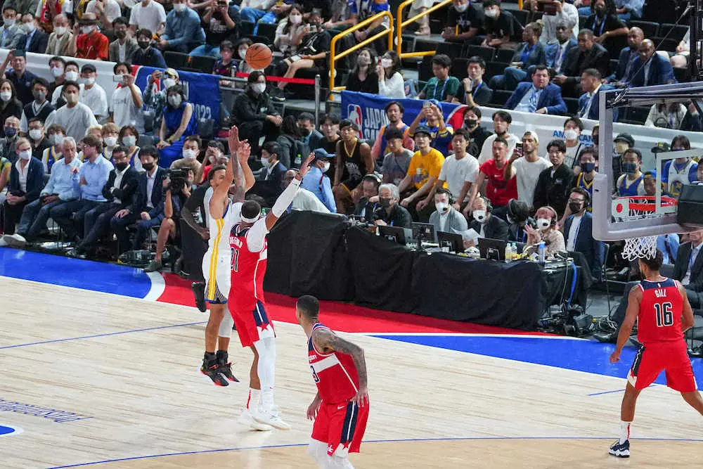 【画像・写真】2度のシーズンMVP、ウォリアーズ・カリーが観客魅了“ディープスリー”