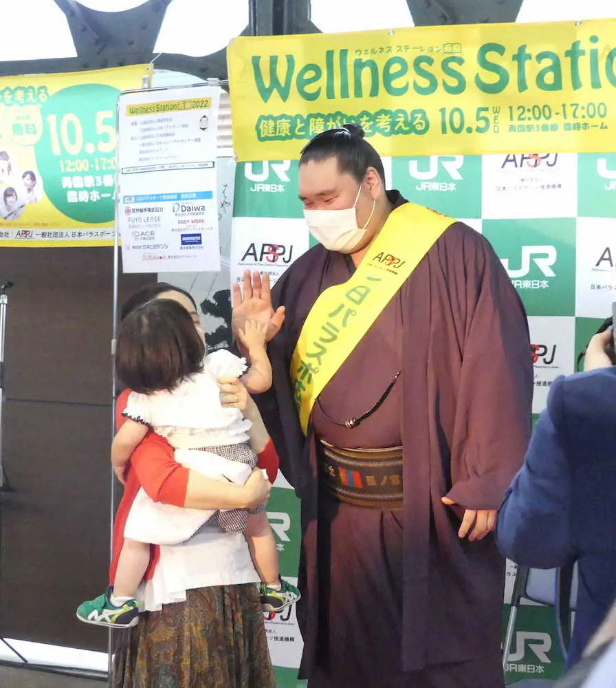 【画像・写真】照ノ富士がボッチャ体験「ルールは簡単だけど難しい。相撲と一緒」両国駅でイベント