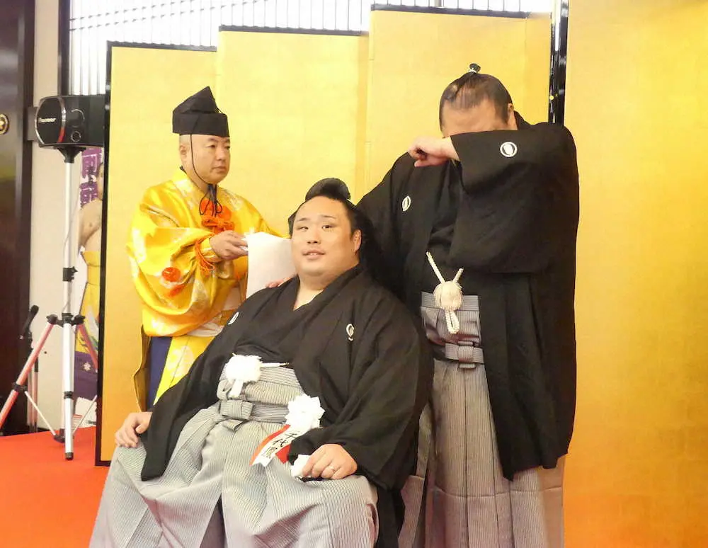 【画像・写真】元千代鳳の佐ノ山親方が断髪式　兄・千代丸の愛ある“パフォーマンス”に場内爆笑