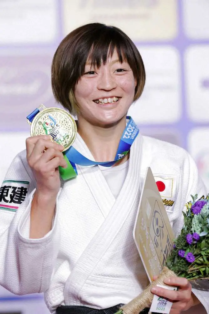 柔道の世界選手権女子48キロ級で2連覇を果たし、金メダルを手に笑顔の角田夏実